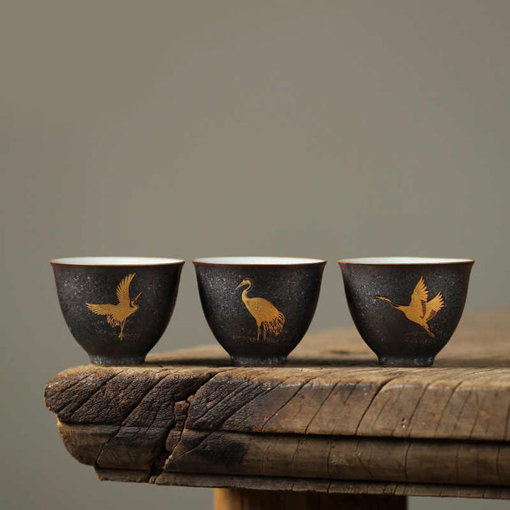 Buddha Stones Taza de té de cerámica pequeña con forma de grulla dorada pintada a mano, 40 ml - image 0