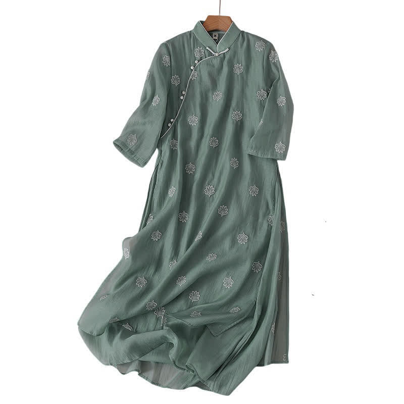 Buddha Stones Vestido largo con cuello alto, abertura lateral y media manga con botones de rana y flores bordadas - image 1