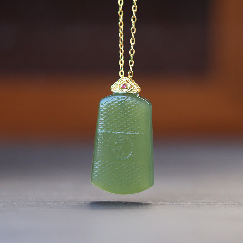 Buddha Stones Colgante de jade hetiano con símbolo Om y prosperidad en plata de ley 925 - Jade hetiano oscuro en plata de ley 925 - image 0