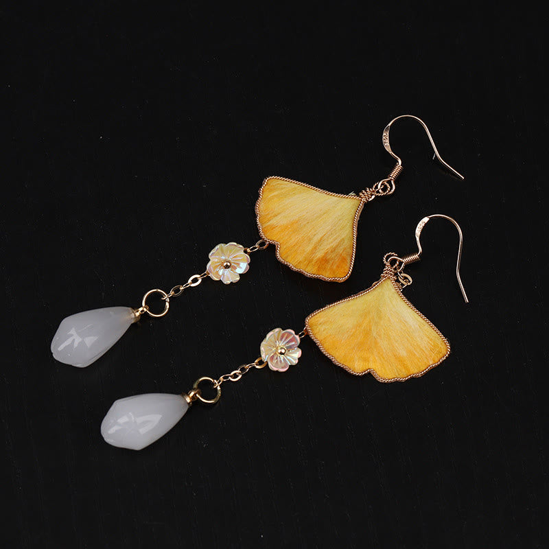 Buddha Stones Pendientes colgantes de la buena fortuna con gancho de cobre y hoja de ginkgo amarillo, hechos a mano y de seda - Hoja de ginkgo y cuentas blancas (tamaño: aproximadamente 7,5 x 2,8 cm) - image 9
