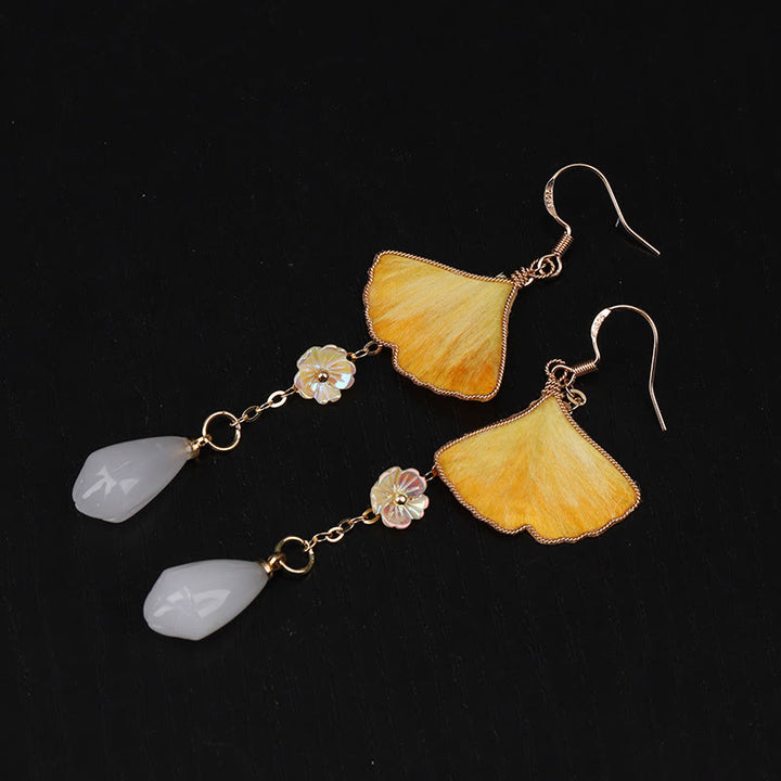 Buddha Stones Pendientes colgantes de la buena fortuna con gancho de cobre y hoja de ginkgo amarillo, hechos a mano y de seda - Hoja de ginkgo y cuentas blancas (tamaño: aproximadamente 7,5 x 2,8 cm) - image 9
