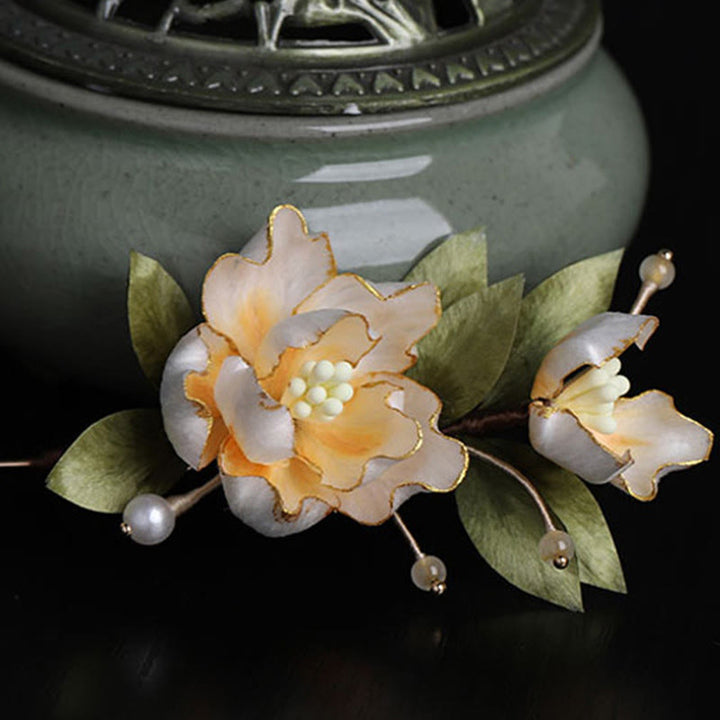 Buddha Stones Broche de la buena suerte con flor de peonía dorada hecha a mano en seda - image 1