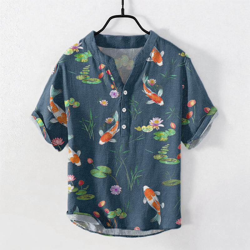 Buddha Stones Camisa de manga corta con medio botón para hombre, de algodón, con estampado de peces koi y loto. - Azul acero - US/UK/AU50, EU60 (5XL) - image 4