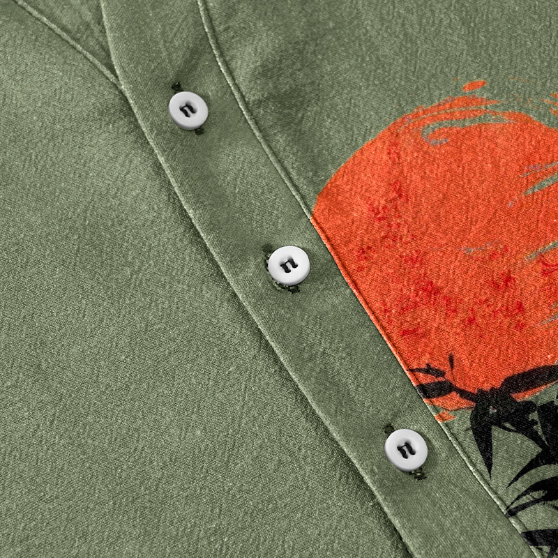 Buddha Stones Camisa de manga corta con medio botón para hombre, de algodón, con estampado sencillo de bambú y sol rojo. - image 3