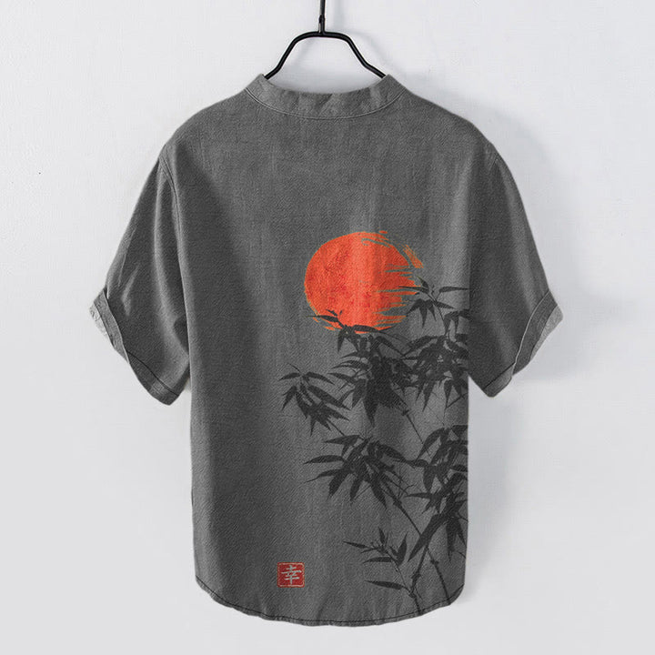 Buddha Stones Camisa de manga corta con medio botón para hombre, de algodón, con estampado sencillo de bambú y sol rojo. - image 5