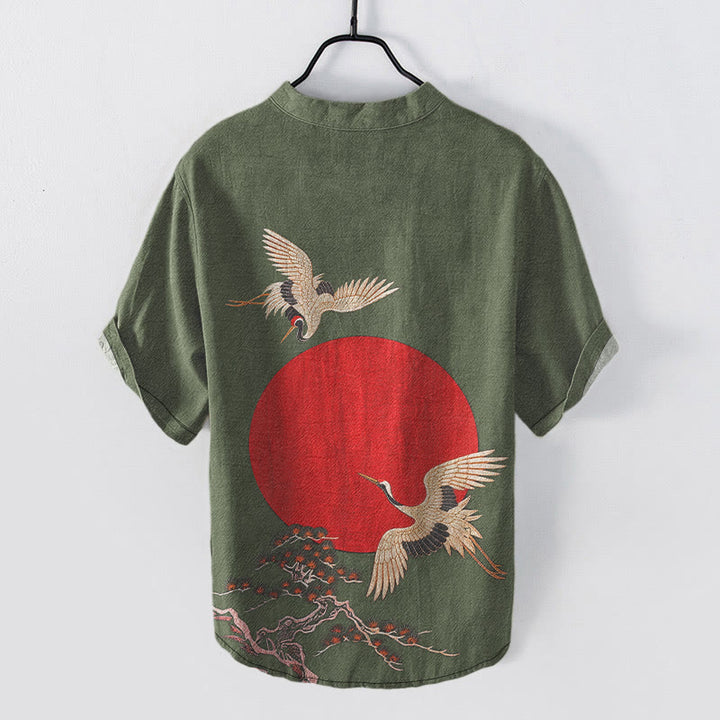 Buddha Stones Camisa de manga corta con medio botón para hombre, de algodón, con estampado sencillo de grulla, sol rojo y pino. - image 7