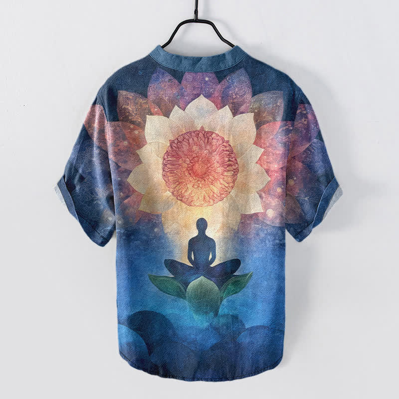 Buddha Stones Camisa de manga corta con medio botón para hombre, con estampado de figura de loto meditando, de algodón. - image 6