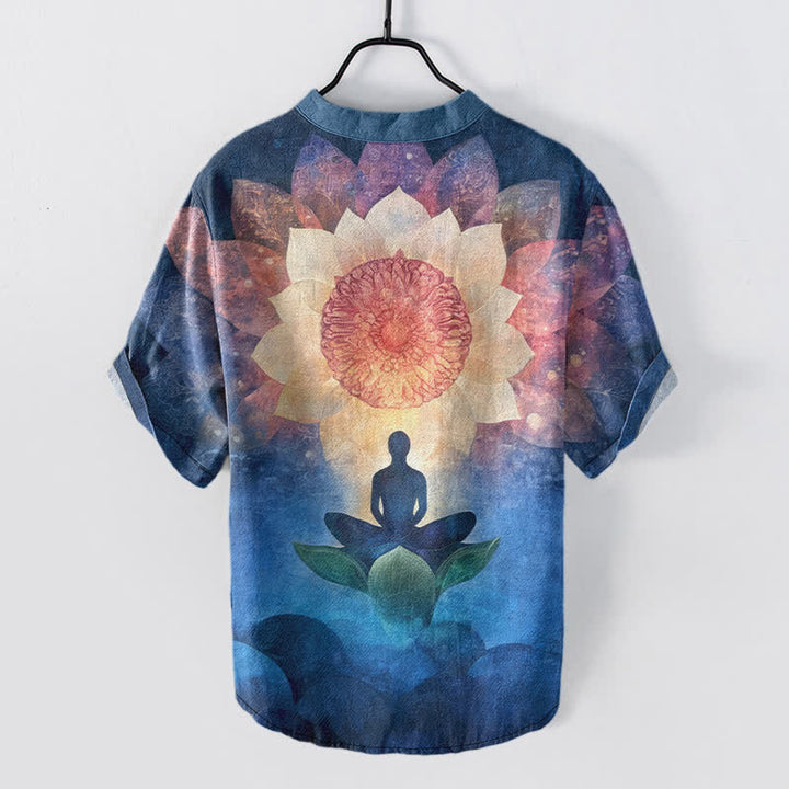 Buddha Stones Camisa de manga corta con medio botón para hombre, con estampado de figura de loto meditando, de algodón. - image 6