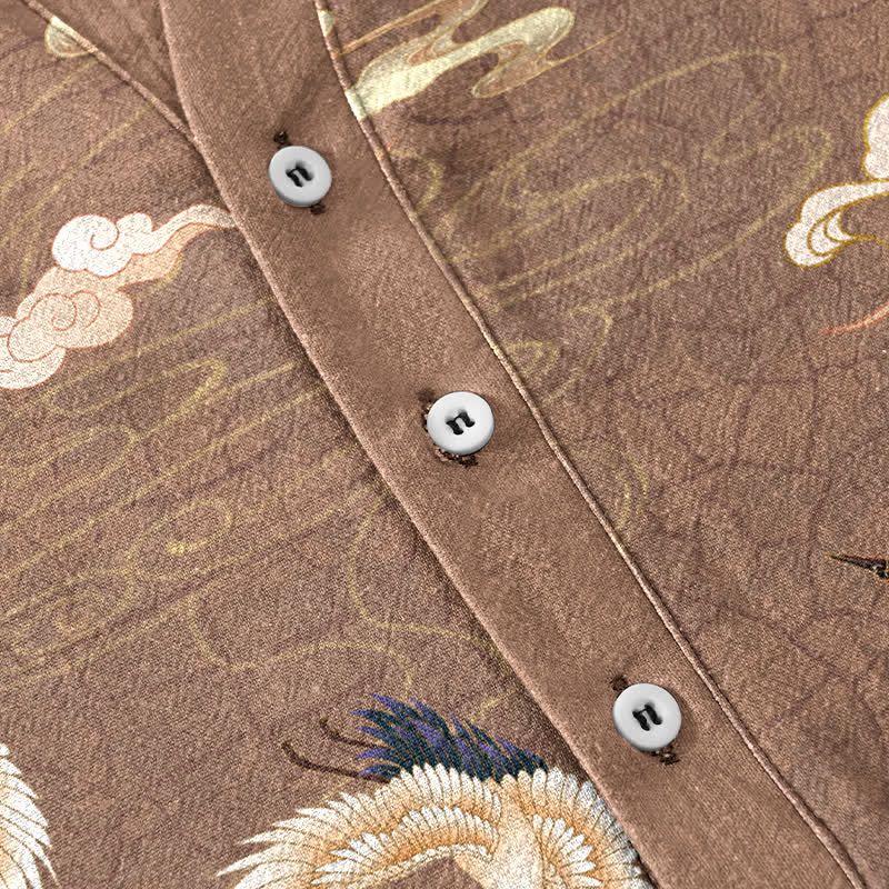 Buddha Stones Camisa de manga corta con medio botón para hombre con estampado de pájaros voladores y nubes. - image 3