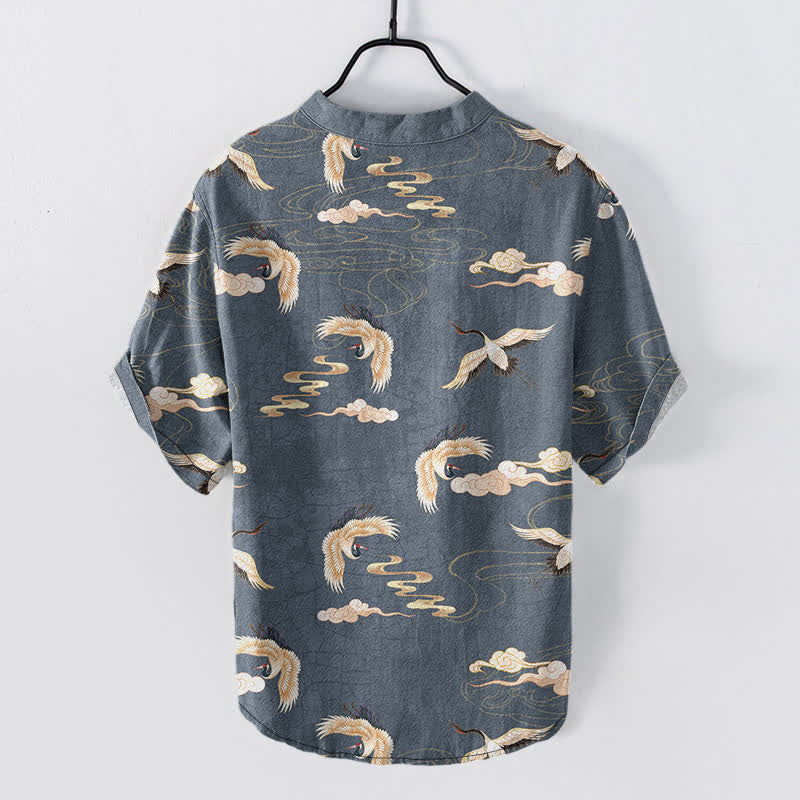 Buddha Stones Camisa de manga corta con medio botón para hombre con estampado de pájaros voladores y nubes. - image 6