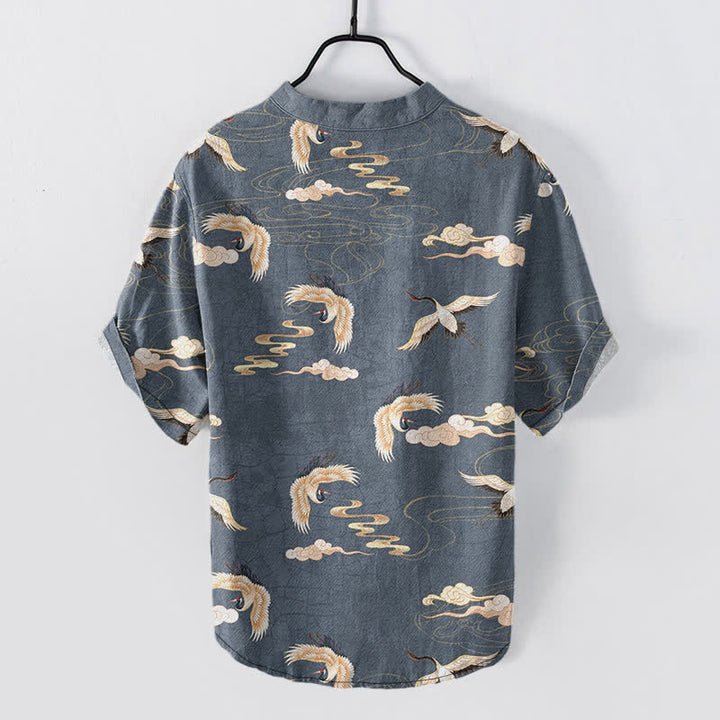 Buddha Stones Camisa de manga corta con medio botón para hombre con estampado de pájaros voladores y nubes. - image 6