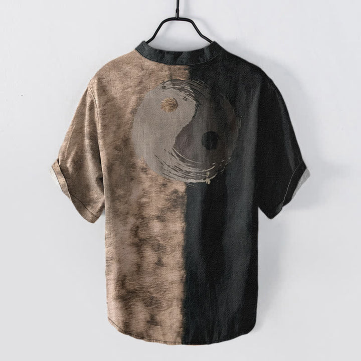 Buddha Stones Camisa de manga corta con medio botón para hombre, de algodón bicolor con estampado de tinta Taiji. - image 1