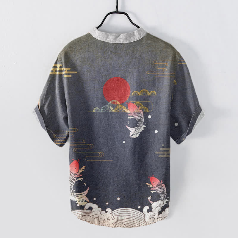 Buddha Stones Camisa de manga corta con medio botón para hombre, con estampado de pez koi rojo, sol y nube. - image 1