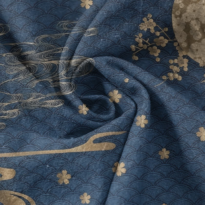 Buddha Stones Camisa de manga corta con medio botón para hombre, con estampado de flor de ciruelo, luna llena y emblema de grulla. - image 4