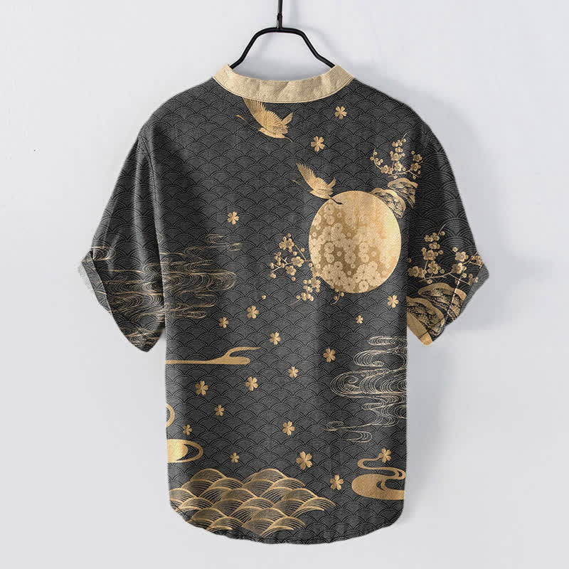 Buddha Stones Camisa de manga corta con medio botón para hombre, con estampado de flor de ciruelo, luna llena y emblema de grulla. - image 6