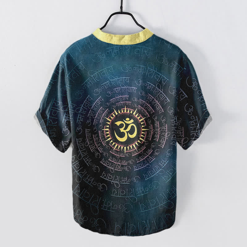 Buddha Stones Camisa de manga corta con medio botón para hombre, de algodón, con emblema del mantra Om. - image 1