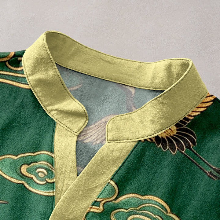 Buddha Stones Camisa de manga corta con medio botón para hombre, con estampado de grulla dorada y nubes auspiciosas, de algodón. - image 2