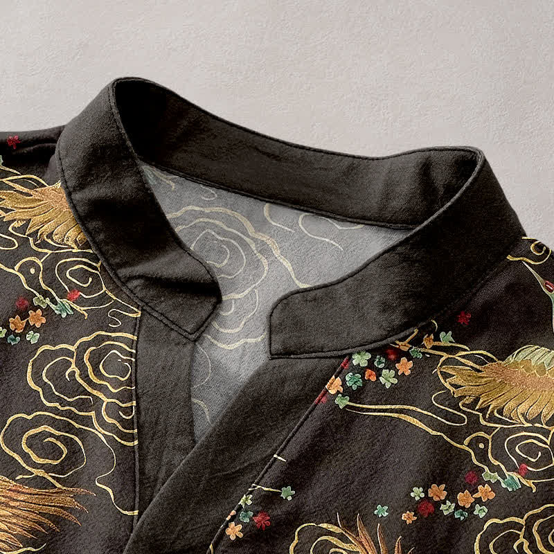 Buddha Stones Camisa de manga corta con medio botón para hombre, de algodón, con estampado de grulla dorada y nubes. - image 2