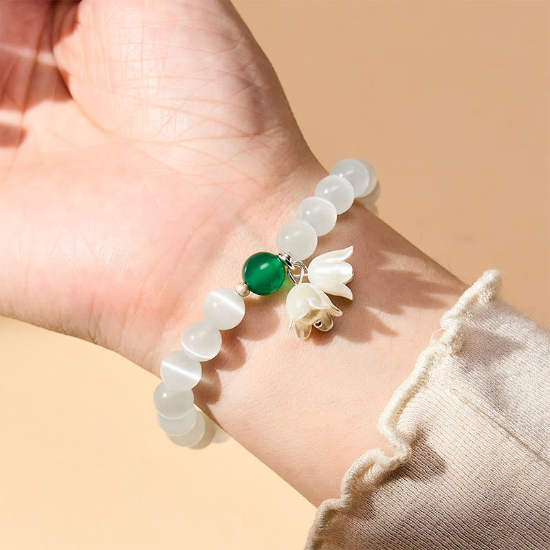 Buddha Stones Pulsera con cuentas redondas blancas de ojo de gato de 8 mm y flores de lirio del valle. - image 2