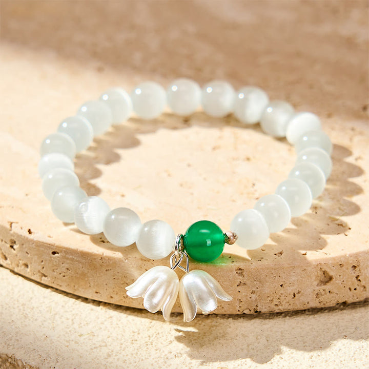 Buddha Stones Pulsera con cuentas redondas blancas de ojo de gato de 8 mm y flores de lirio del valle. - Ojo de gato blanco (circunferencia de la muñeca 15–16 cm) - image 0