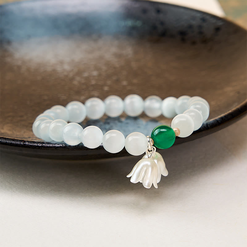 Buddha Stones Pulsera con cuentas redondas blancas de ojo de gato de 8 mm y flores de lirio del valle. - image 3
