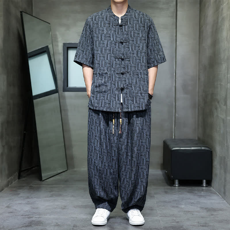 Buddha Stones Conjunto de 2 piezas para hombre: camisa de manga corta con cuello mandarín, botones de rana y estampado geométrico, y pantalones harem con bolsillos. - image 1