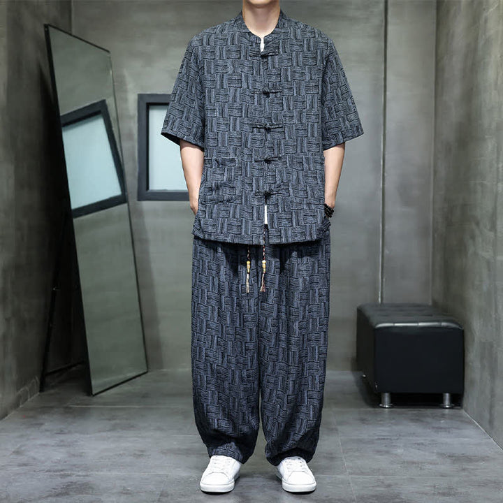 Buddha Stones Conjunto de 2 piezas para hombre: camisa de manga corta con cuello mandarín, botones de rana y estampado geométrico, y pantalones harem con bolsillos. - image 1