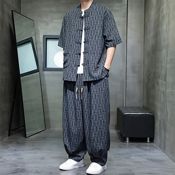 Buddha Stones Conjunto de 2 piezas para hombre: camisa de manga corta con cuello mandarín, botones de rana y estampado geométrico, y pantalones harem con bolsillos. - image 4
