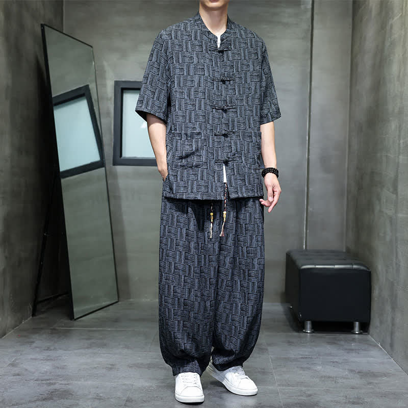Buddha Stones Conjunto de 2 piezas para hombre: camisa de manga corta con cuello mandarín, botones de rana y estampado geométrico, y pantalones harem con bolsillos. - image 3