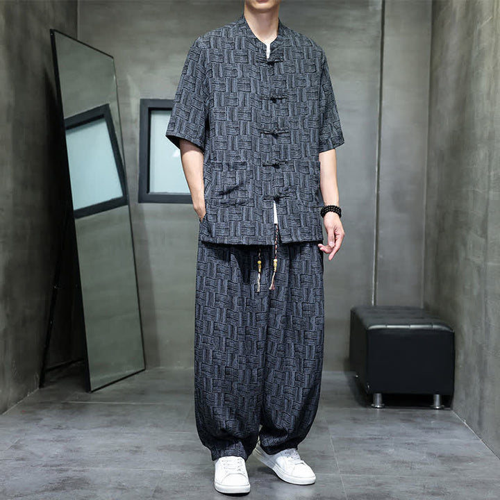 Buddha Stones Conjunto de 2 piezas para hombre: camisa de manga corta con cuello mandarín, botones de rana y estampado geométrico, y pantalones harem con bolsillos. - image 3