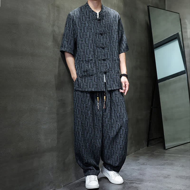 Buddha Stones Conjunto de 2 piezas para hombre: camisa de manga corta con cuello mandarín, botones de rana y estampado geométrico, y pantalones harem con bolsillos. - image 5