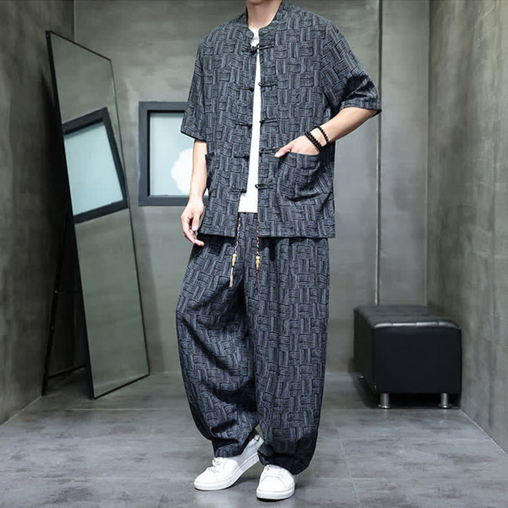 Buddha Stones Conjunto de 2 piezas para hombre: camisa de manga corta con cuello mandarín, botones de rana y estampado geométrico, y pantalones harem con bolsillos. - image 6