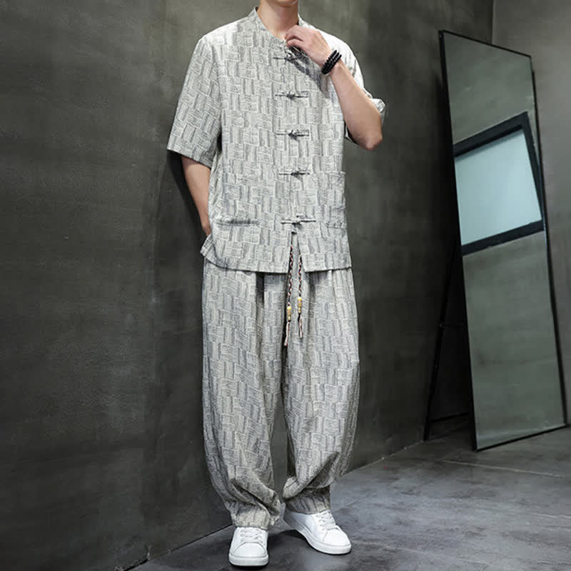 Buddha Stones Conjunto de 2 piezas para hombre: camisa de manga corta con cuello mandarín, botones de rana y estampado geométrico, y pantalones harem con bolsillos. - image 13