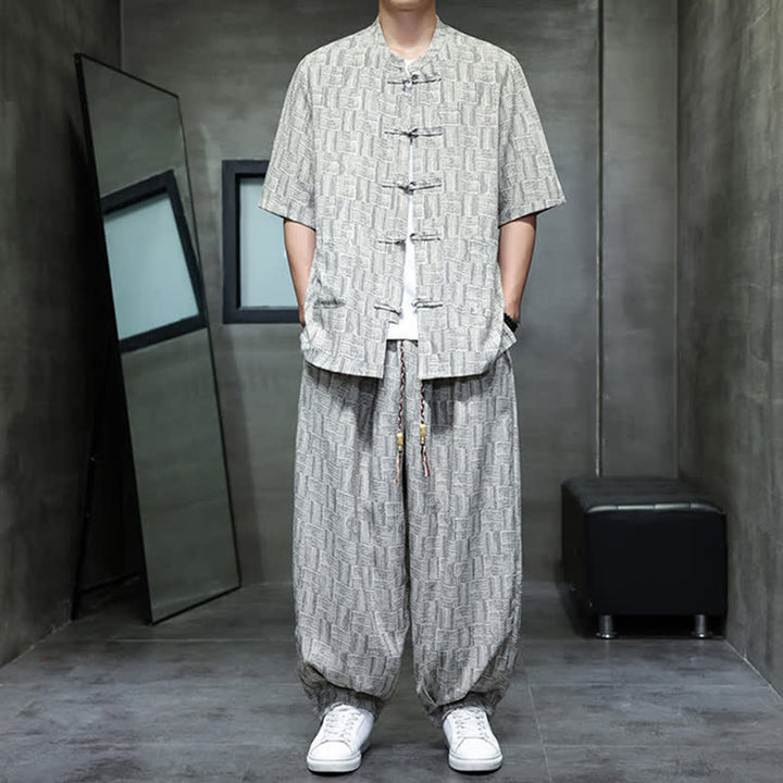 Buddha Stones Conjunto de 2 piezas para hombre: camisa de manga corta con cuello mandarín, botones de rana y estampado geométrico, y pantalones harem con bolsillos. - image 11