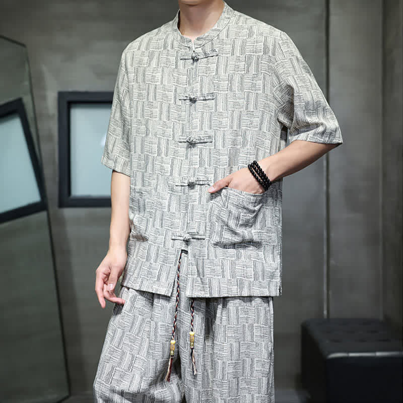 Buddha Stones Conjunto de 2 piezas para hombre: camisa de manga corta con cuello mandarín, botones de rana y estampado geométrico, y pantalones harem con bolsillos. - image 18