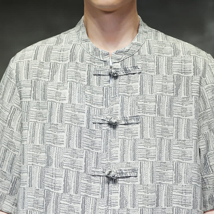 Buddha Stones Conjunto de 2 piezas para hombre: camisa de manga corta con cuello mandarín, botones de rana y estampado geométrico, y pantalones harem con bolsillos. - image 19