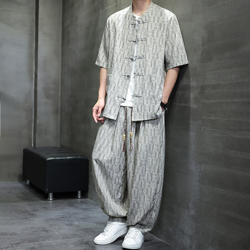 Buddha Stones Conjunto de 2 piezas para hombre: camisa de manga corta con cuello mandarín, botones de rana y estampado geométrico, y pantalones harem con bolsillos. - image 14