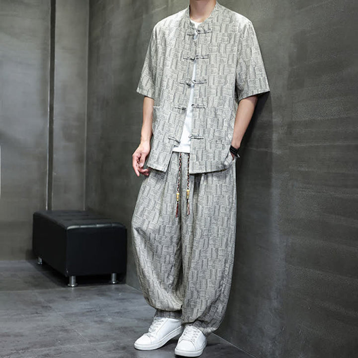 Buddha Stones Conjunto de 2 piezas para hombre: camisa de manga corta con cuello mandarín, botones de rana y estampado geométrico, y pantalones harem con bolsillos. - image 14