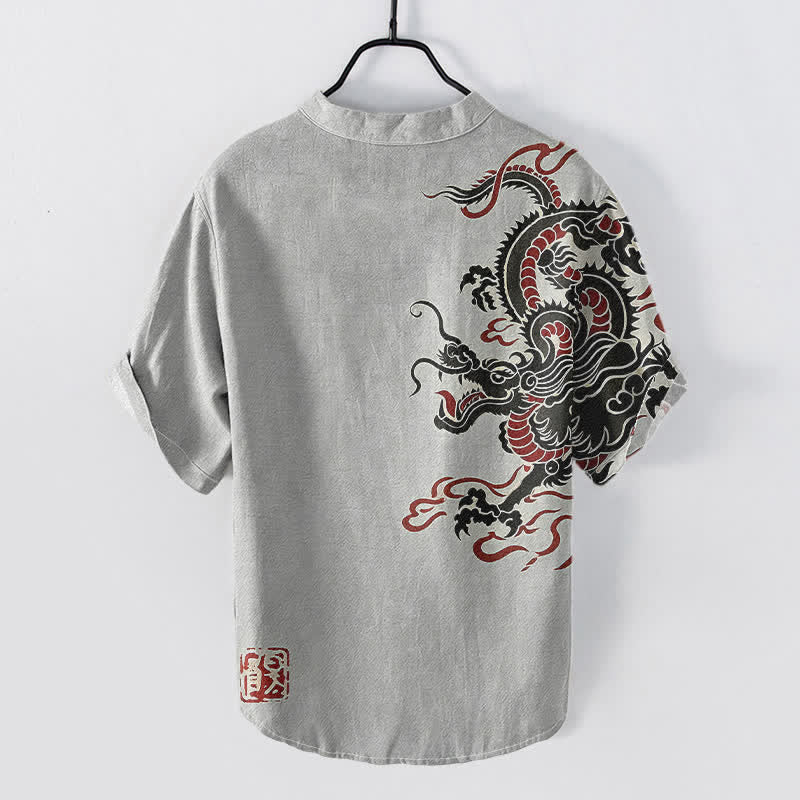 Buddha Stones Camisa de manga corta con medio botón para hombre, de algodón negro con estampado de dragón rojo. - image 4