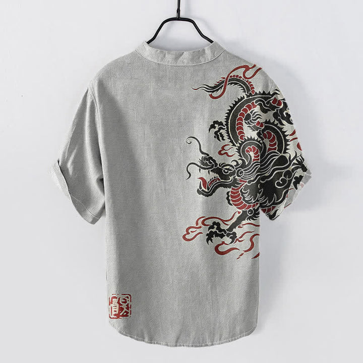 Buddha Stones Camisa de manga corta con medio botón para hombre, de algodón negro con estampado de dragón rojo. - image 4