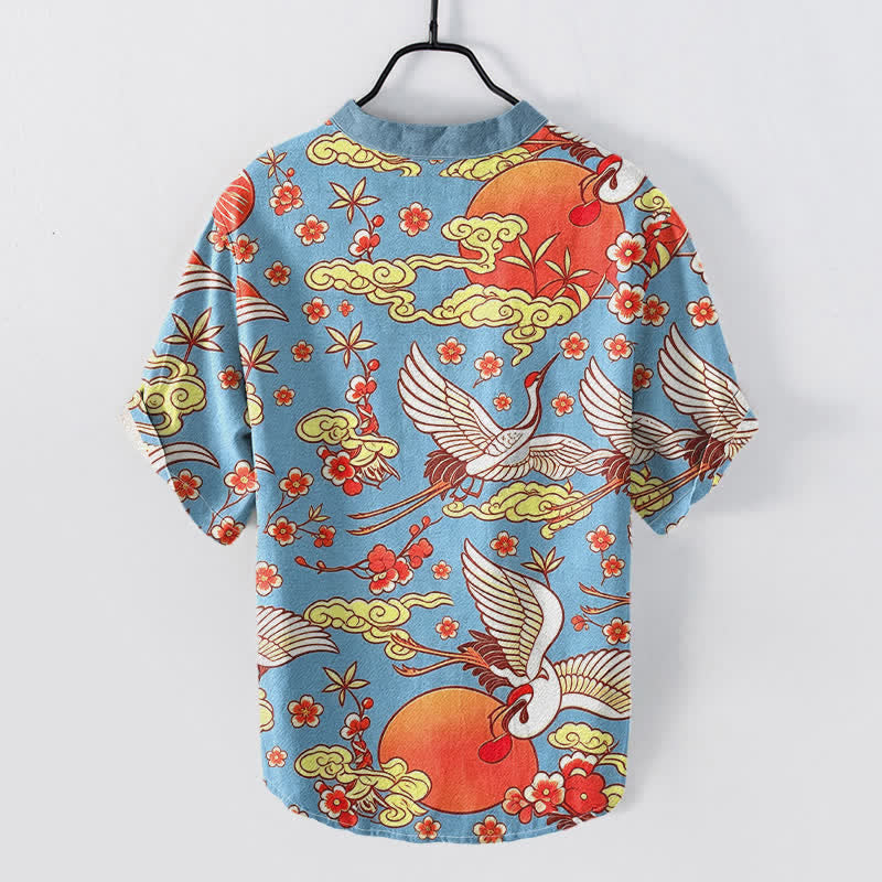 Buddha Stones Camisa de manga corta con medio botón para hombre, de algodón puro, con estampado floral de grullas, sol y nubes. - image 1
