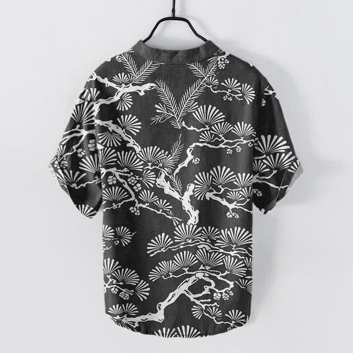 Buddha Stones Camisa de manga corta con medio botón para hombre, de algodón blanco con estampado botánico de agujas de pino. - image 1