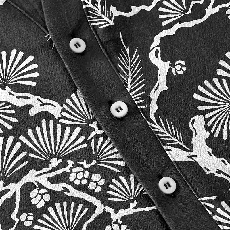 Buddha Stones Camisa de manga corta con medio botón para hombre, de algodón blanco con estampado botánico de agujas de pino. - image 3