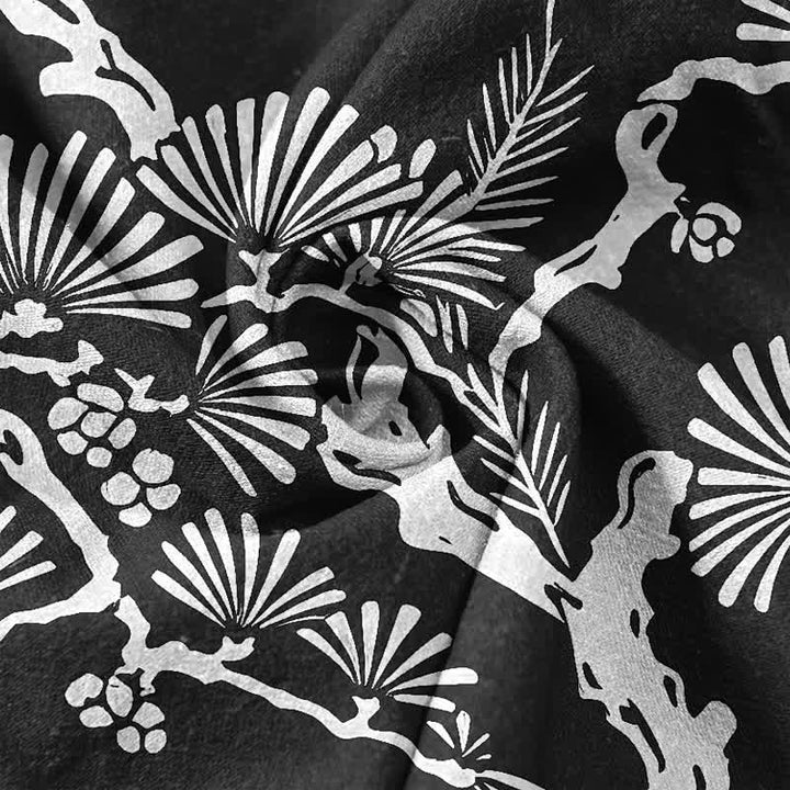 Buddha Stones Camisa de manga corta con medio botón para hombre, de algodón blanco con estampado botánico de agujas de pino. - image 4