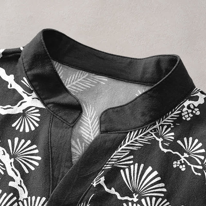 Buddha Stones Camisa de manga corta con medio botón para hombre, de algodón blanco con estampado botánico de agujas de pino. - image 2