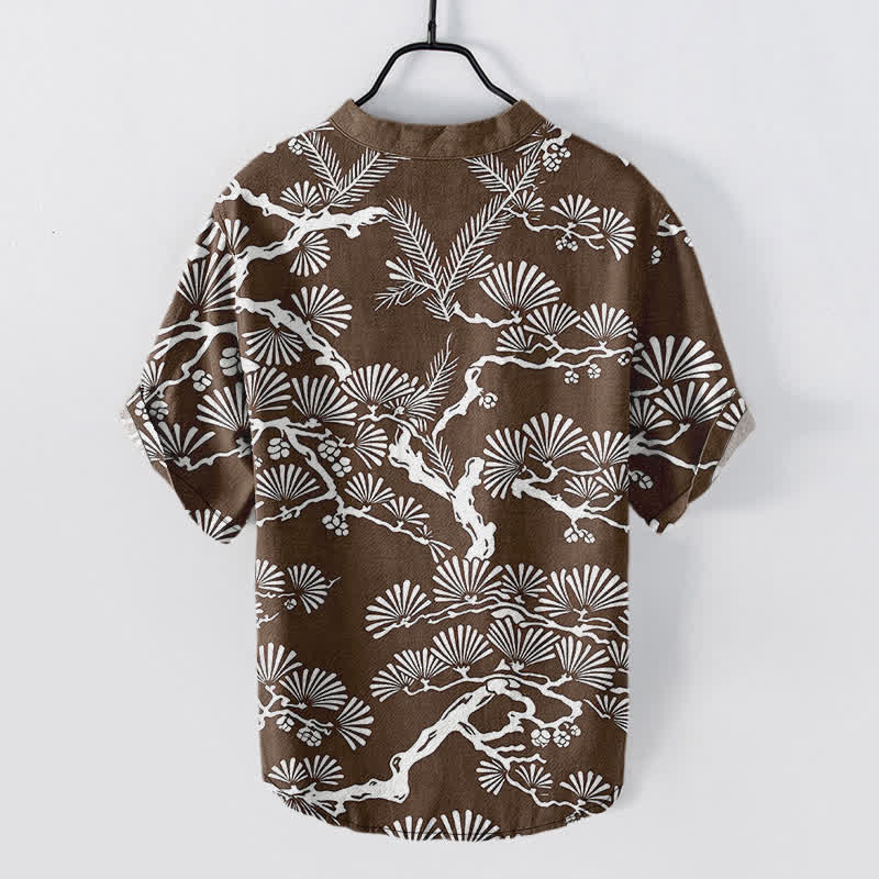 Buddha Stones Camisa de manga corta con medio botón para hombre, de algodón blanco con estampado botánico de agujas de pino. - image 6