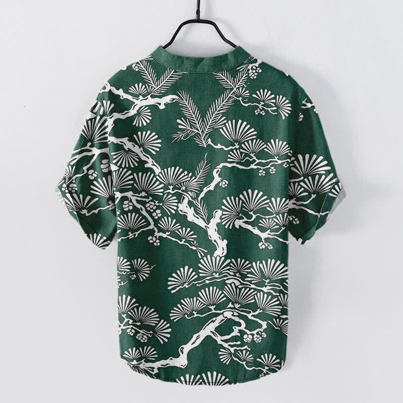 Buddha Stones Camisa de manga corta con medio botón para hombre, de algodón blanco con estampado botánico de agujas de pino. - image 8