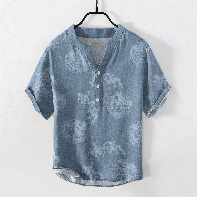 Buddha Stones Camisa de manga corta con medio botón para hombre, de algodón, con estampado de dragón índigo desteñido. - Azul acero - US/UK/AU50, EU60 (5XL) - image 0