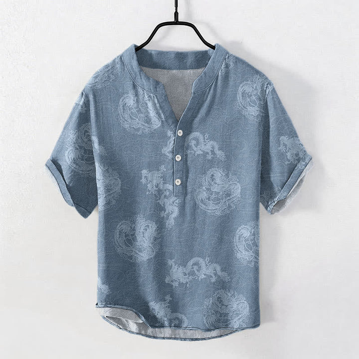 Buddha Stones Camisa de manga corta con medio botón para hombre, de algodón, con estampado de dragón índigo desteñido. - Azul acero - US/UK/AU50, EU60 (5XL) - image 0