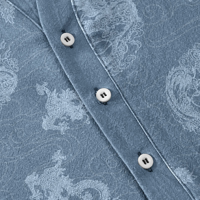 Buddha Stones Camisa de manga corta con medio botón para hombre, de algodón, con estampado de dragón índigo desteñido. - image 3